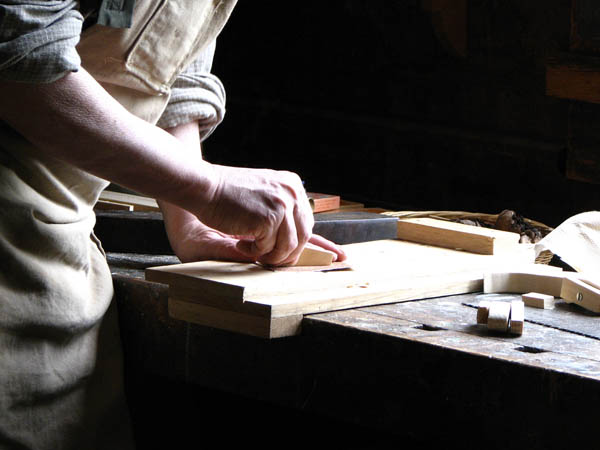 Nuestro equipo de profesionales cuenta  con muchos aÃ±os de contrastada <strong>experiencia</strong> en el sector de la <strong>carpinterÃ­a de madera en Xove</strong>.